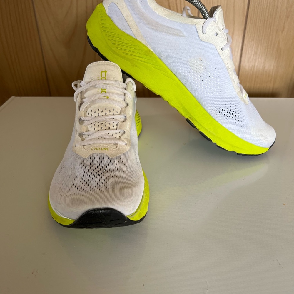 Topo Cyclone Men’s size 11.5 is, White and Lime Athletic shoes